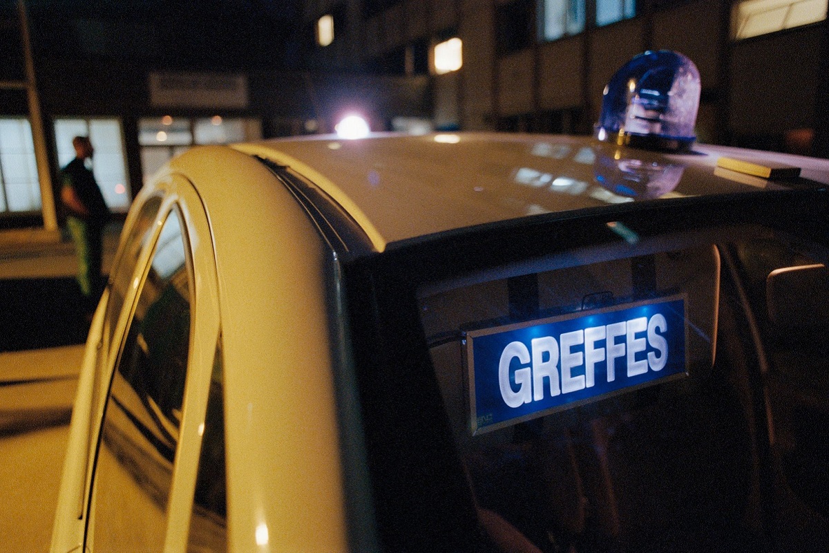 Une voiture de transport de don d'organe a l'arrivée d'un hôpital aa22c