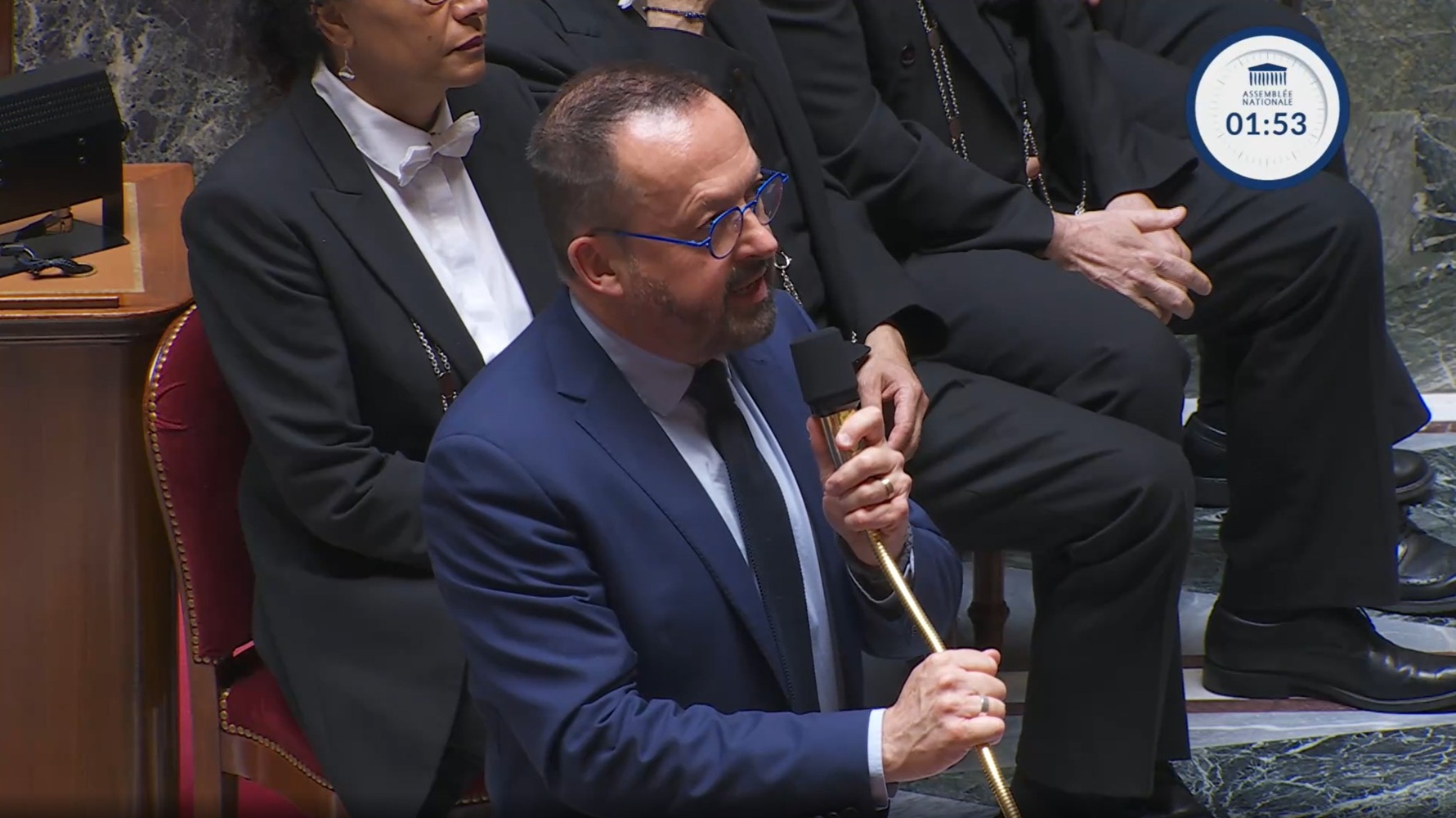 Intervention du ministre de la santé Yannick NEUDER dans l'hémicycle de l'Assemblée nationale le 1er juillet 2025 répondant à une question sur l’Hôpital par le Député PS et apparenté Guillaume GAROT © Assemblée nationale 2025