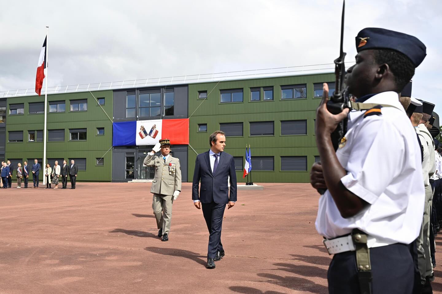 Sébastien LECORNU actuel ministre de la Défense et des Armées lors revu des troupes le 4 septembre 2025. Sera-t-il demain ou dans les prochains jours le nouveau Premier ministre ? après un premier échec en 2024 François BAYROU lui ayant prise une première fois la place. © Compte Facebook LECORNU