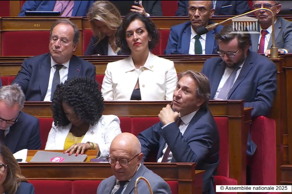 Boris VALLAUD président du Groupe PS sur les bancs des députés en arrière-plan François HOLLANDE lors du discours de Politique Général le 8 septembre à l'Assemblée nationale réuni en session extraordinaire © Assemblée nationale 2025