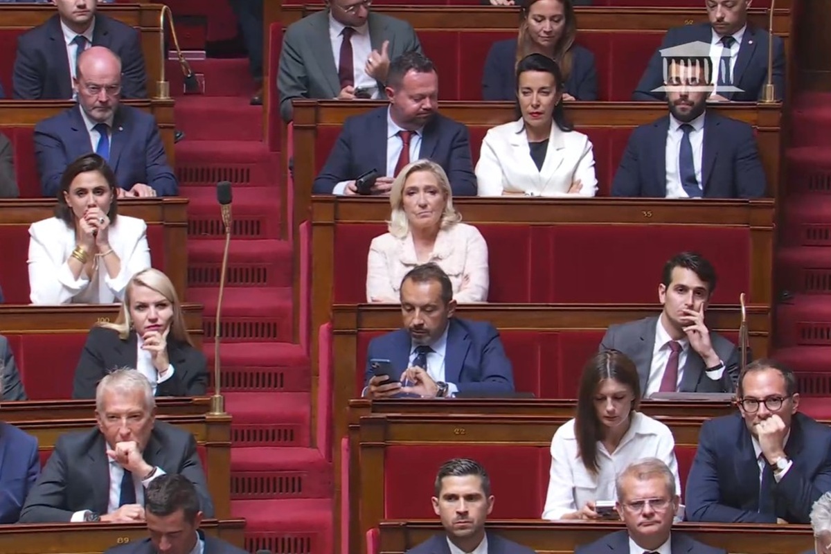 Marine Le PEN présidente du Groupe RN sur les bancs des députés a droite devant elle l'ancien vice-président de l'Assemblée nationale Sébastien CHENU lors du discours de Politique Général le 8 septembre 2025 © Assemblée nationale 2025