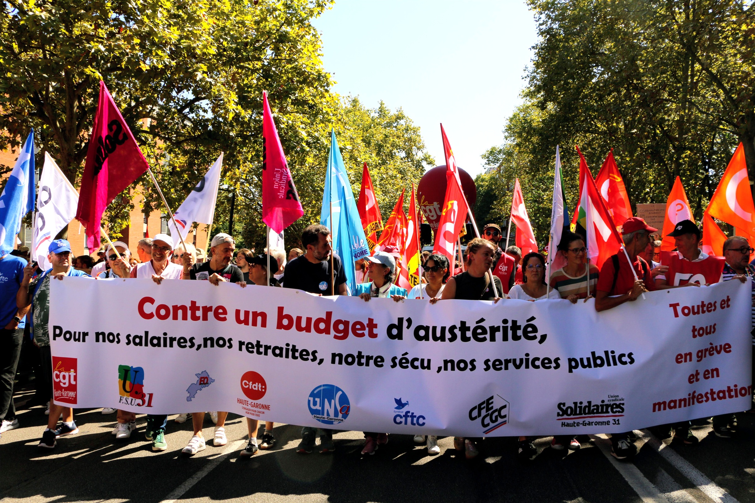 Manifestation intersyndicale a Toulouse depart depuis les Allées Jean-Jaures ici la tête de l'intersyndical avec un bandeau "Contre un budget austérité" . Manifestation auquel c'est ajouté celle du 2 octobre sur le même mot d'ordre. © FHI / Stéphane LAGOUTIERE 2025