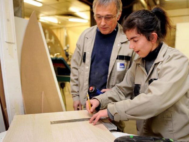 Une jeune fille en dans le cadre d une formation adapte par l_entreprise ERDF