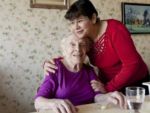 Des aidants familiaux présent pour tous les gestes quotidien de la vie comme ici dans le Val de Marne