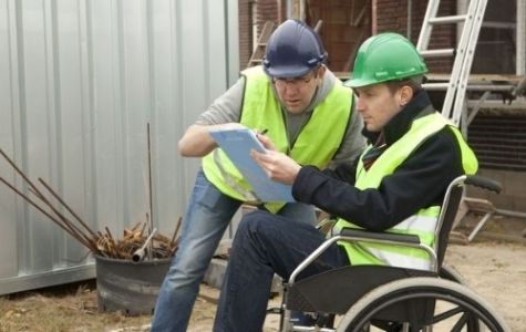 un travailleur handicap&eacute;s en fauteuil sur un chantier en construction
