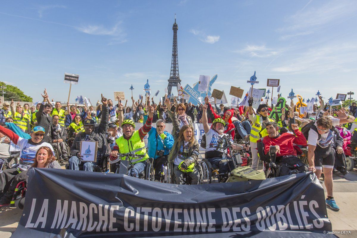 Arrivee sur Paris et le Parvis des droits de l homme la marche des oublies partie de Nantes le 25 mars 2017