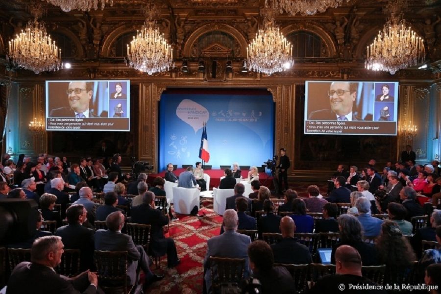Conference nationale du handicap 2016 Francois hollande ecoutant des temoignages