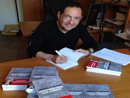 Jean-Luc Rom&eacute;ro d&eacute;dica&ccedil;ant son livre intitul&eacute;e &laquo; Monsieur le Pr&eacute;sident, laissez-nous mourir dans la dignit&eacute; &raquo; paru au &Eacute;ditions JC Gawsewitch