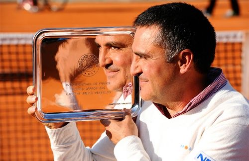 Stéphane HOUDET tenant le trophée du Prix Rolland GARROS ©FFT 2012 dans ses mains