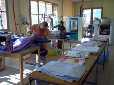 Deux femmes repassant du linge au sein de l'ESAT Fontani&eacute; proposant une service de Blanchisserie et de repassage situ&eacute; dans la Zone industriel nord de Montauban appartenant au r&eacute;seau de l'UNAPEI &copy; ADAPEI 82