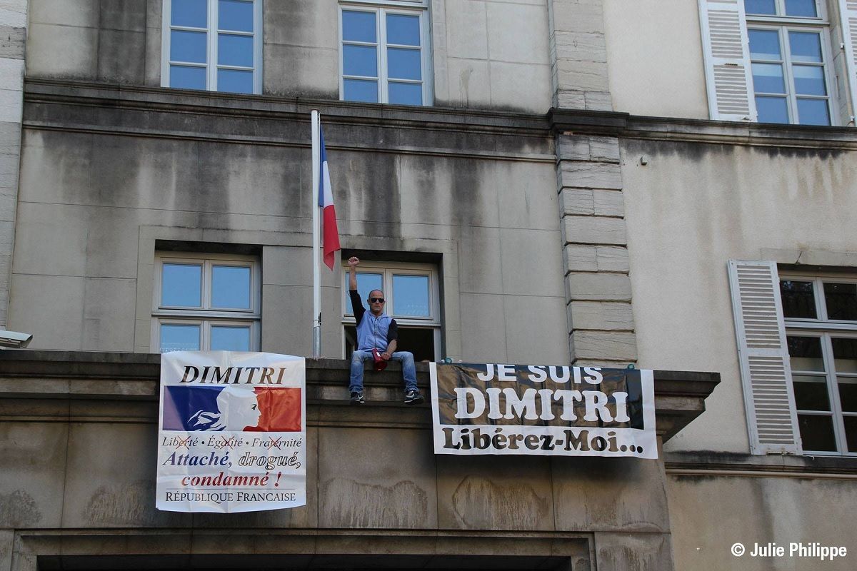 Nicolas FARGETTE sur la facade de la prefecture du Jura contre l internerment de son frere Dimitri