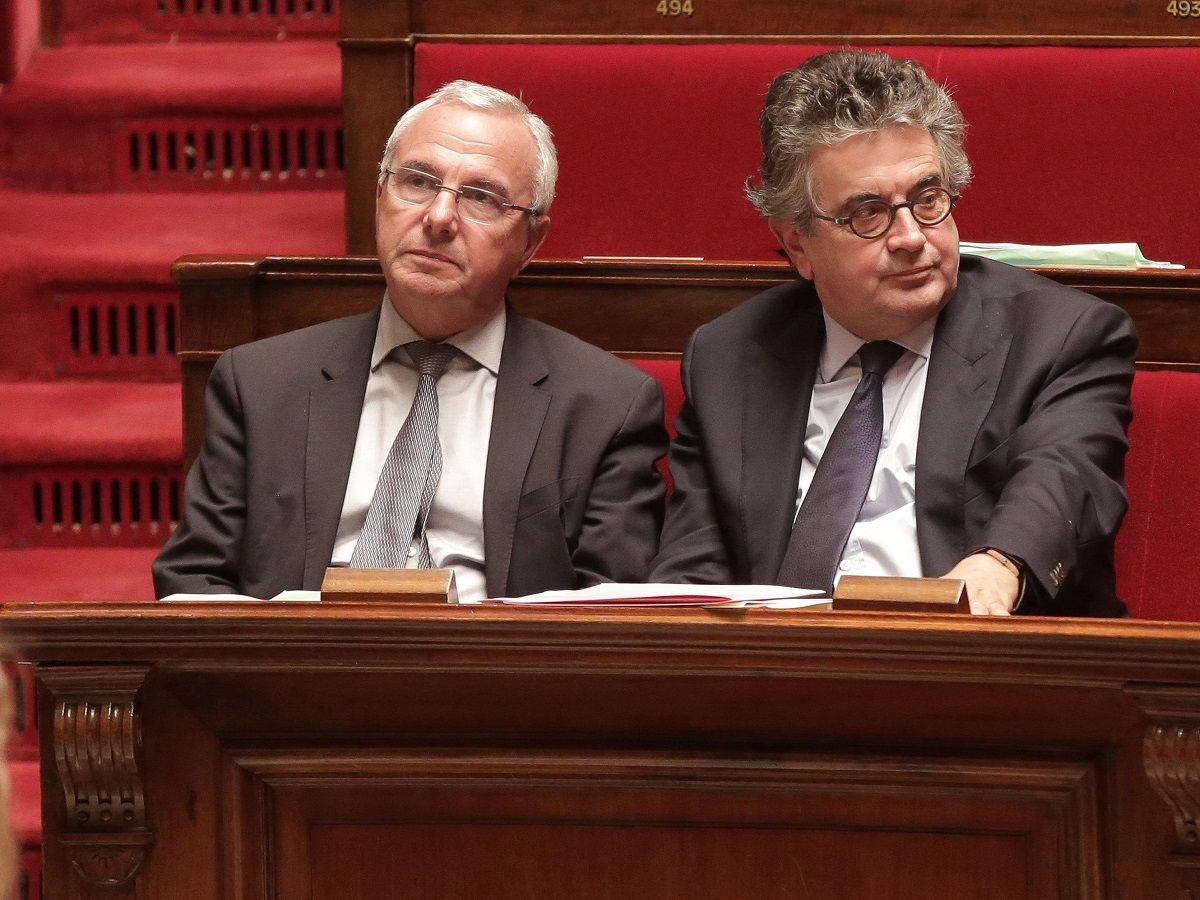 Les Deputes Jean Leonetti et Alain Claeys a l Assemblee Nationale lors de l_examen de deuxieme lecture de la proposition de loi