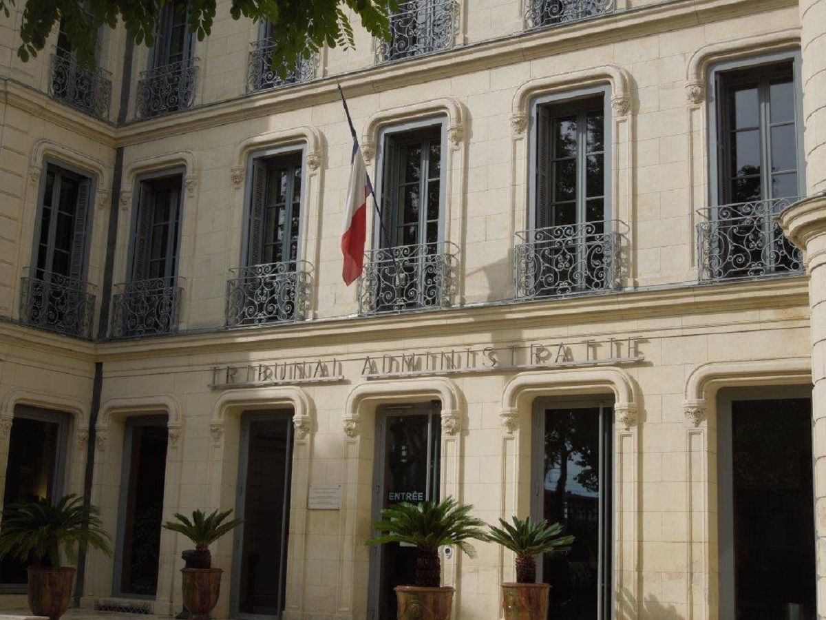 Entree solennel du tribunal de Nimes dans le Gard