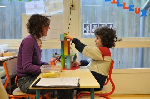 Un enfant autiste avec une éducatrice en février 2012 a Paris (Illustration)