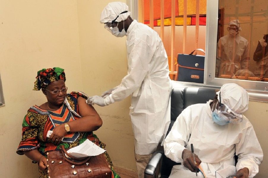 Une-femme-se-fait-vacciner-en-guinee