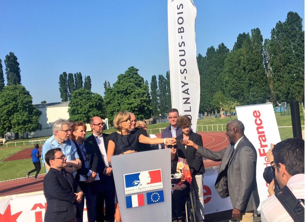 Valerie PECRESSE remettant les clees des cinq voiture sportive adapte pour la pratique du sport automobile handisport