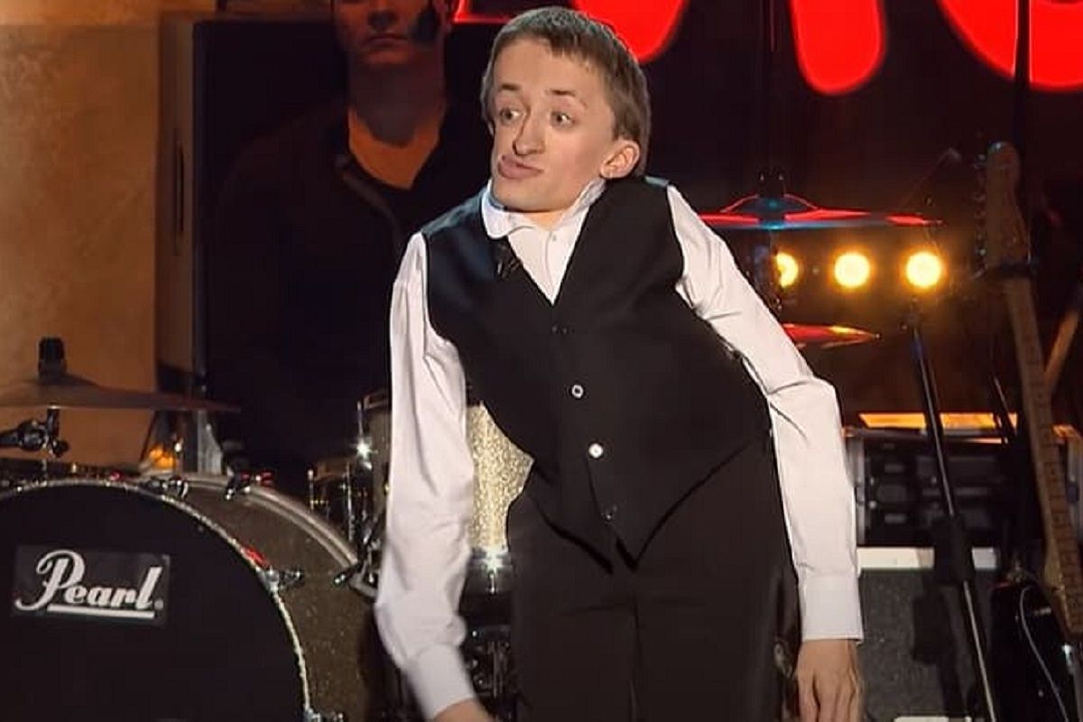 l'humoriste Guillaume BATS en 2015 lors de l'un de ces spectacle. © Capture d'écran YouTube.com Montreux Comedy f62aa