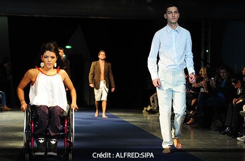 Une jeune femme défilant sur scène et présentant sur elle les vêtement  de la collection du designer Chris Ambraisse Boston,