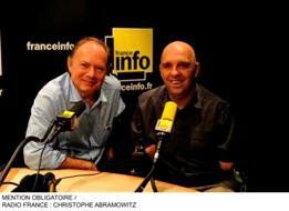 De gauche a droite dans les studio de radio-france  Philippe CROIZON et le journaliste Pascal DELANNOY