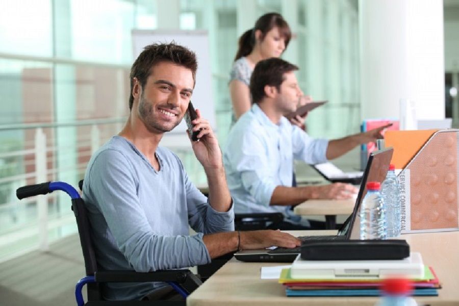 Un travailleur en situation de handicap dans le bureau d une entreprise
