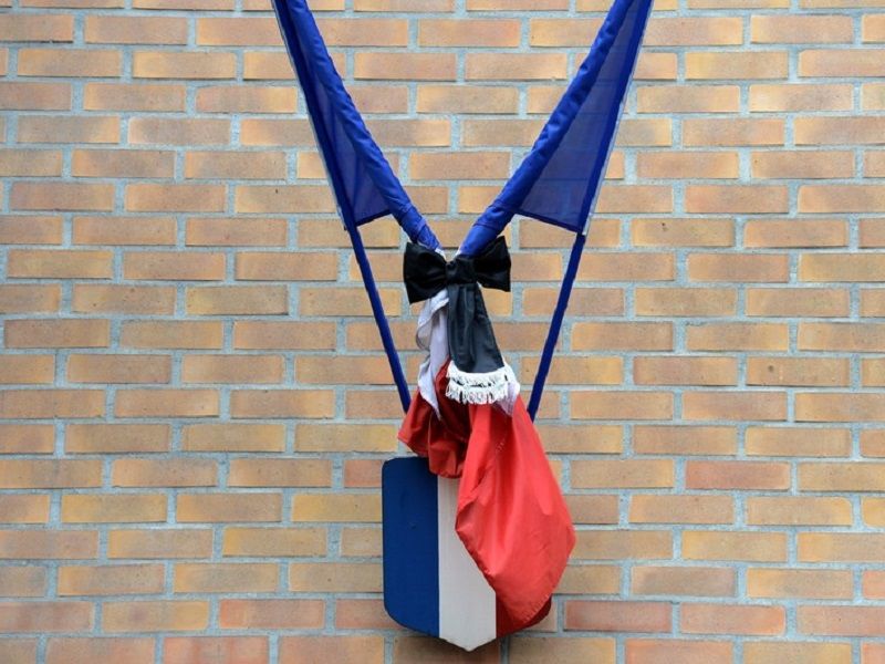 La republique rend un hommage aux vicitmes met ses drapeaux en berne partout en France