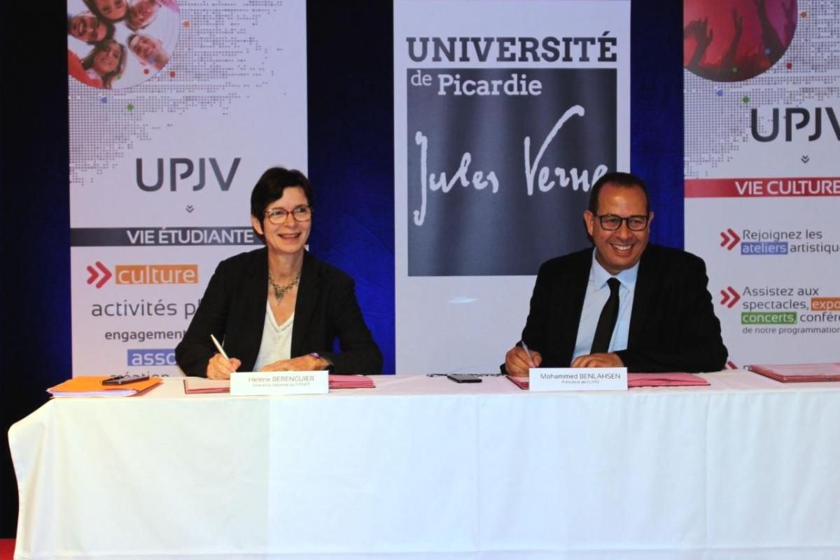 la directrice adjointe du fiphfp Hélène Berenguier et le président de l'université de Picardie jules Verne Mohammed Benlahsen à la signature de la convention