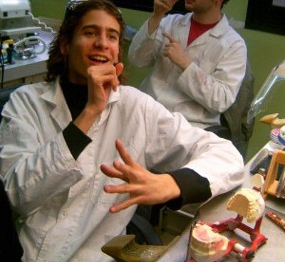 Benjamin et Matt, élèves en prothèse dentaire, répondent aux  nombreuses questions des visiteurs lors d'une manifestation sur l'emploi en 2011. Deux étudiants qui prouvent qu'ils sont eux capable comme tous d'exercer une activité professionnelle (Illustration) ©INJS