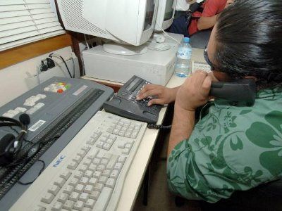 Une Standardiste Non Voyant &eacute;quipe avec un poste de travail d'un clavier en braille en train de recevoir un appel