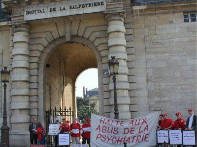 Des militants du cdhc devant l’hôpital de la salpêtrière a Paris