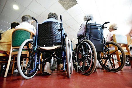 Des personne agee en fauteuil dans une maison de retraite