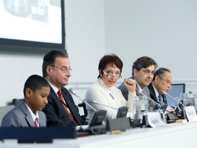 Daniela Bas (au centre), Directeur de la Division des politiques sociales et du d&eacute;veloppement du D&eacute;partement des affaires &eacute;conomiques et sociales, parle au lancement du processus pr&eacute;paratoire de la r&eacute;union de haut niveau de l'Assembl&eacute;e g&eacute;n&eacute;rale sur le handicap et le d&eacute;veloppement qui se tiendra placer le 23 Septembre 2013.&copy;UN Photo/Rick Bajornas