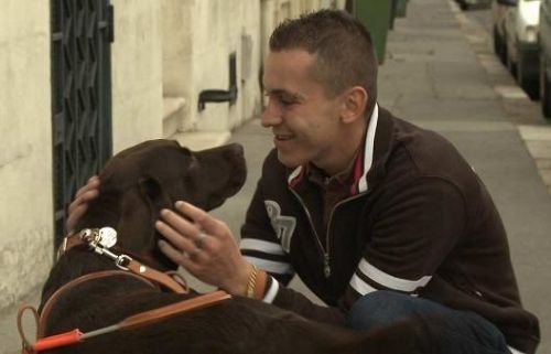 Martin, 22 ans et son chien Fanta dans les rues de Paris ou il reside © bleu Krystal media