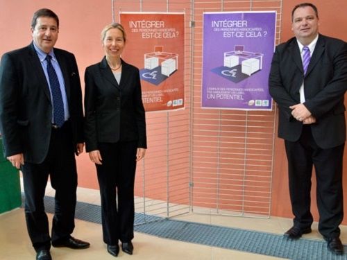 A droite Rémi Chaintron, président du conseil général de saône-et-Loire et Aline morancho, directrice régionale de la Caisse des dépôts, a l’occasion de la signature de la convention