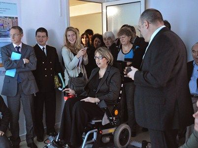 Marie-anne Montchamp essayant le fauteuil du projet AcceSim