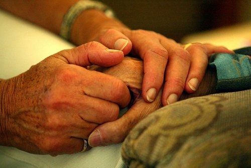 Une personne tenant la main d'un personne âgé (Animation)