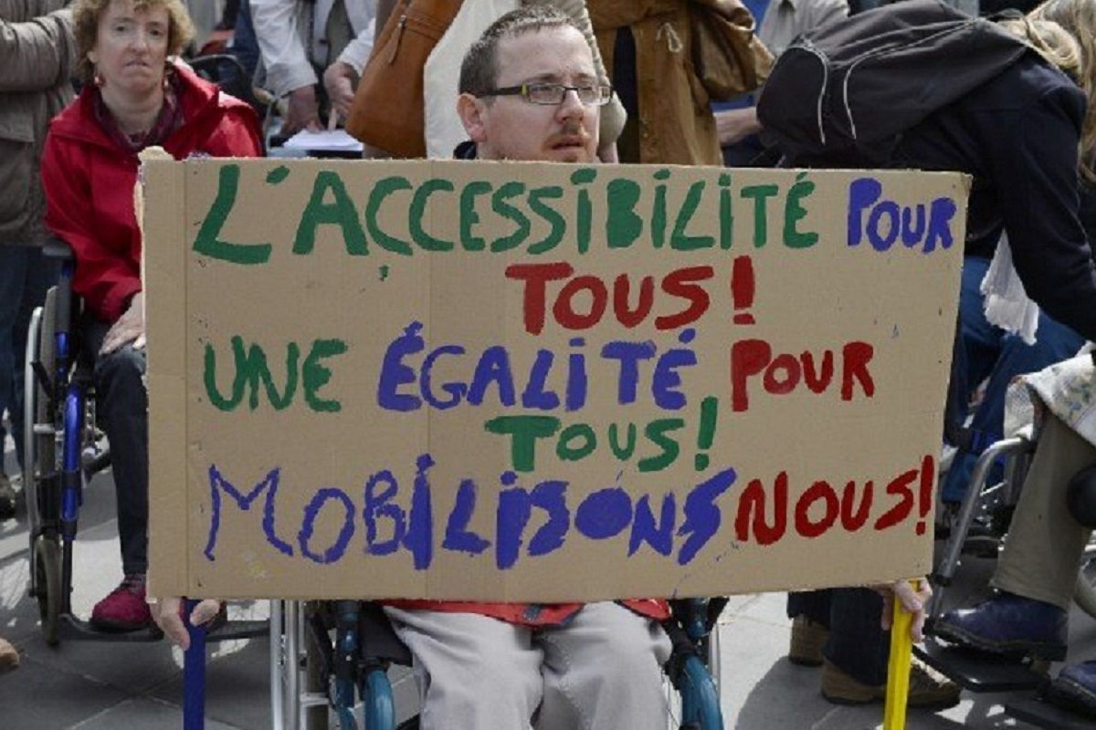 Un manifestant pour l accessibilite lors d une manifestation en fevrier 2015 organise par l APF