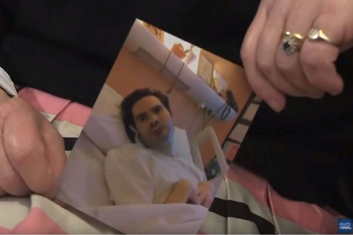 La mère de Vincent LAMBERT avec la photo de son fils opposé a l'arret des soins f327b