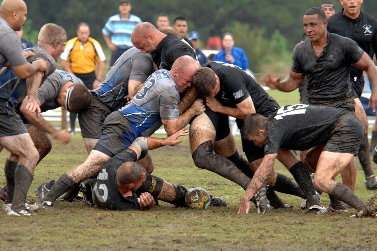 Des joueurs de rugby lors dun math sur un terrain de sport 2437e