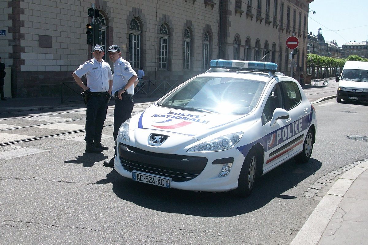 Deux agents de la police nationale en service