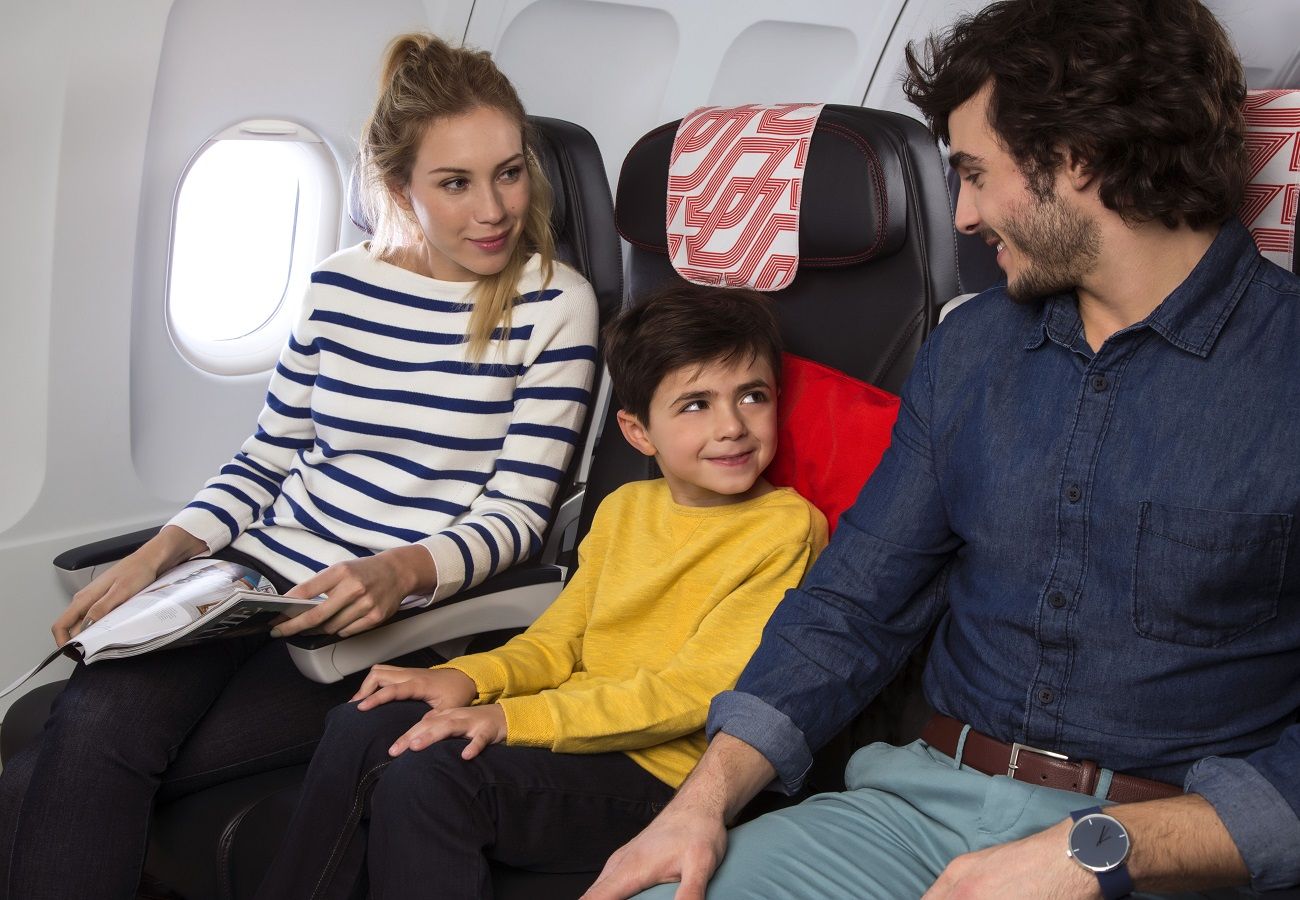 Une femme lisant le magazine d Air France