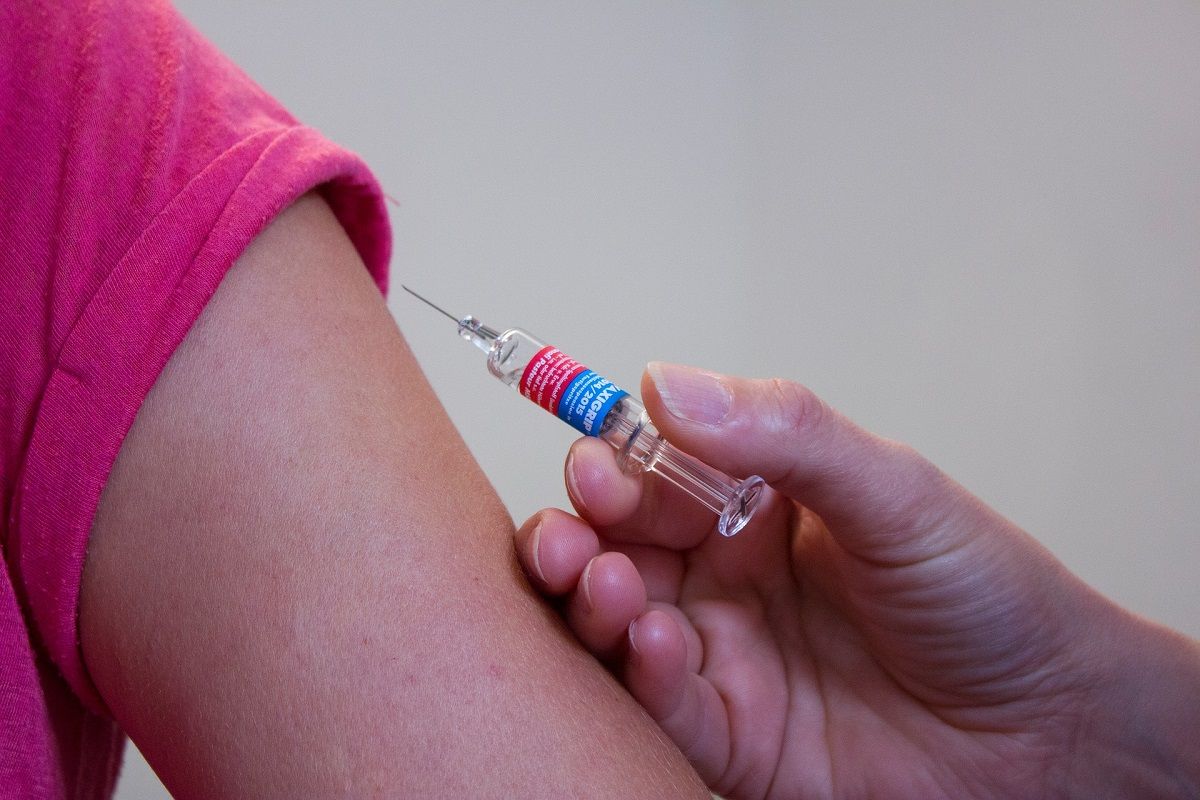 Un medecin realisant une vaccination