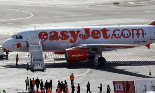 Un avion de la compagnie EasyJet qui vient d'être condamnée a nouveau en appel a Paris, sur une piste d'envol a Nice