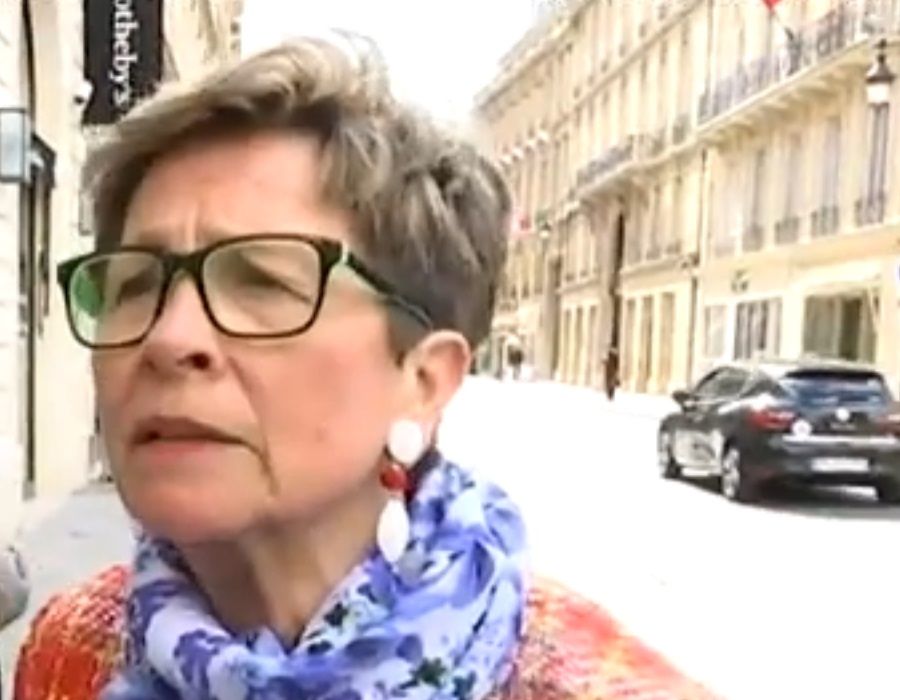 Viviane LAMBERT devant l Elysees