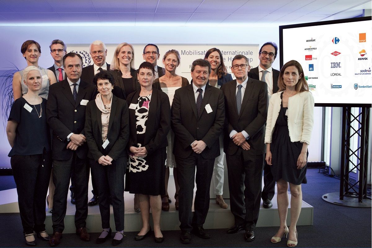 Les signataires de la charte du reseau mondial entreprise et handicap le 29 juin 2016 a Paris au siege du groupe Carrefour