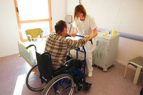 la Croix-Rouge française porte son action vers l'accès aux soins, la prise en charge des handicapés, l'hébergement médicalisé des personnes âgées ou comme ici dans un centre de Rééducation…© CR