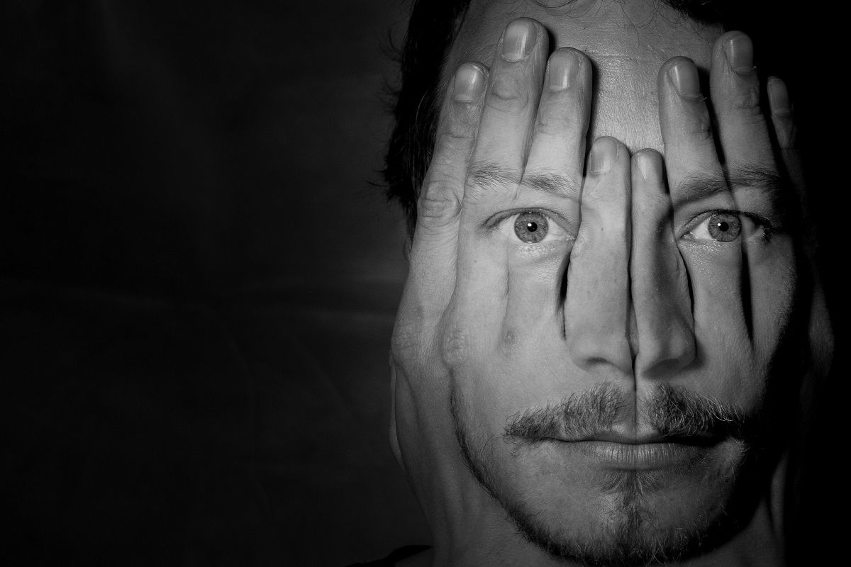 le visage de lhomme dans les mains 6a621