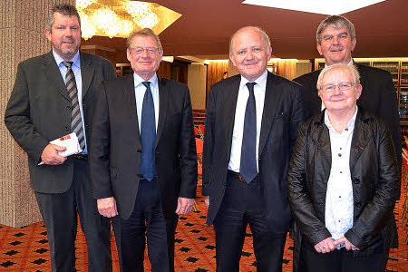 Le Président du Conseil Général du Morbihan entouré des responsables des chambres de commerce et d'industrie et de la Chambre des métiers et de l'artisanat pour le lancement du dispositif « accessibilité Commerces » Photo Charlotte BAHUON