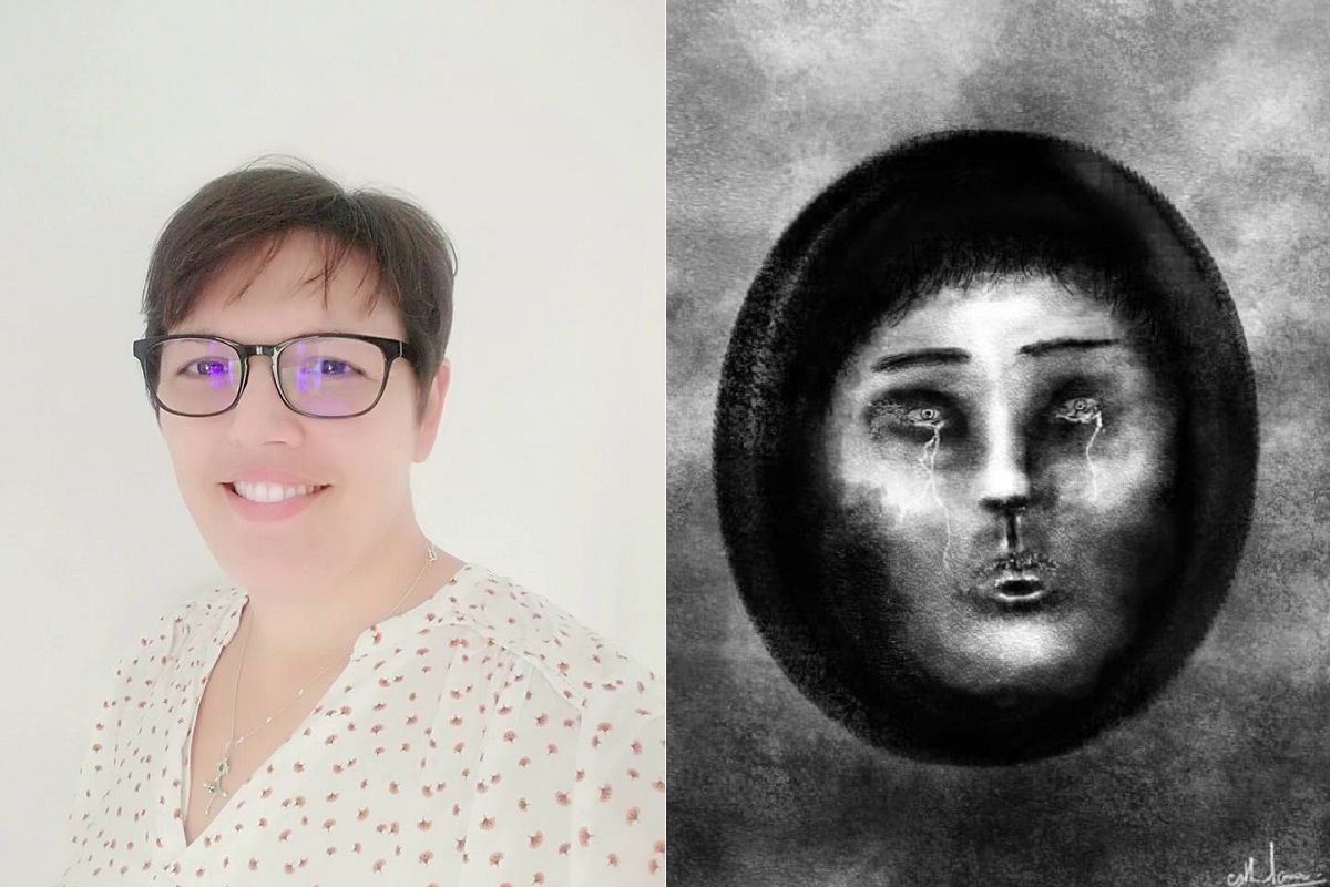 Esther une jeune artiste malvoyante a coté de lune de ces œuvres intitulé l'émotion pure ea248