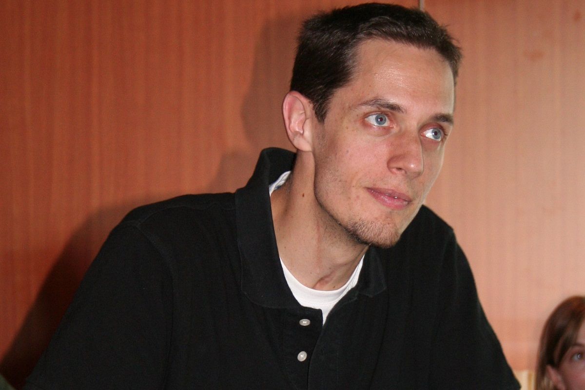 Grand Corps Malade lors d une seance de dedicace a la fnac juin 2006