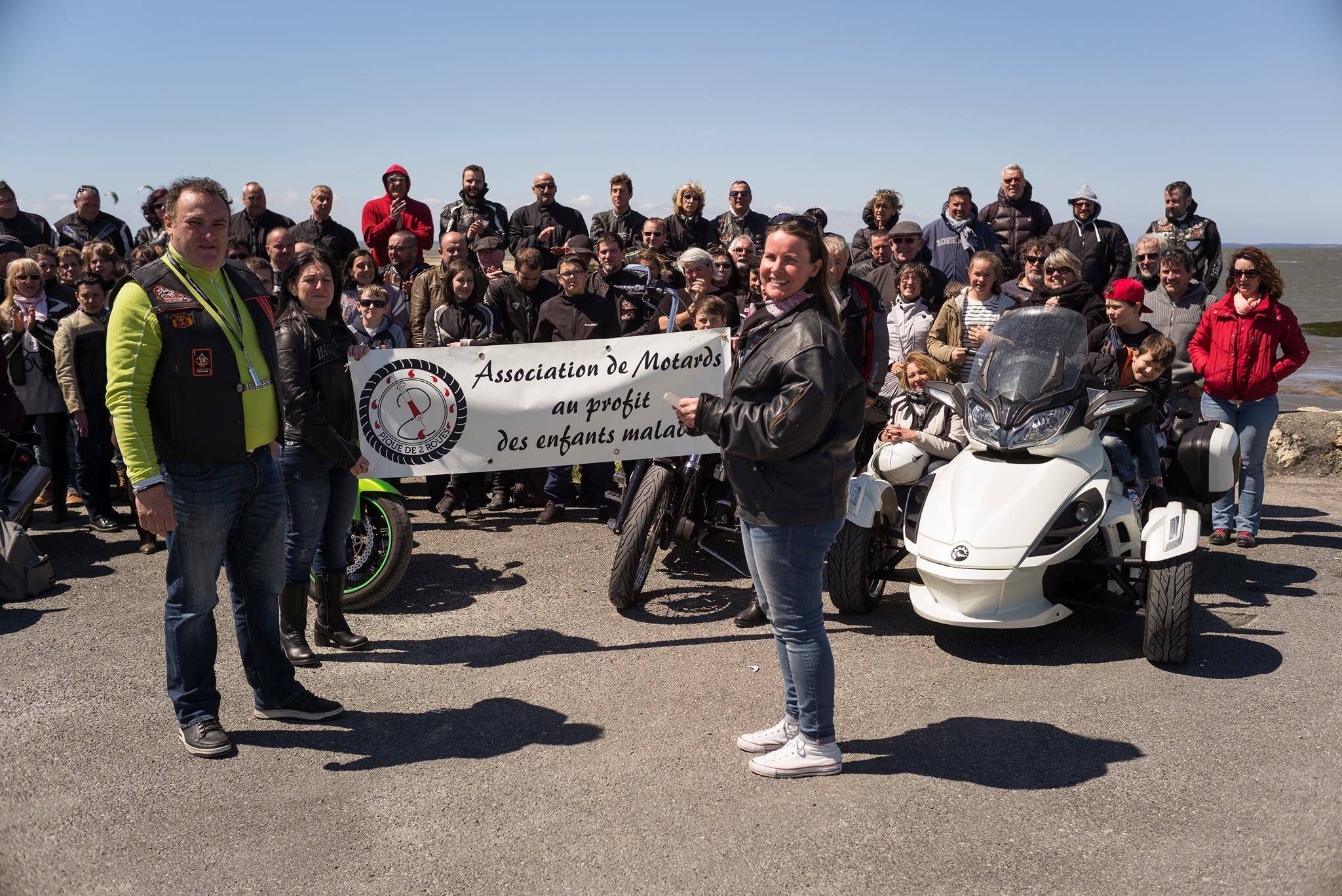 Association de motard picque 2 roues lors remise d un cheque en faveur de l association Droles de Diab
